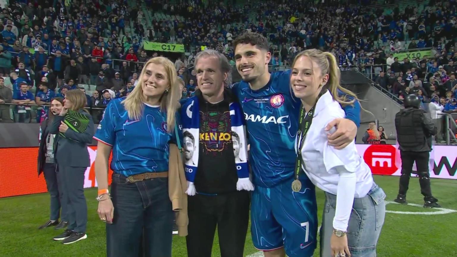 內(nèi)托好福氣！奪冠后高顏值女友來(lái)合照，身材相當(dāng)哇塞！